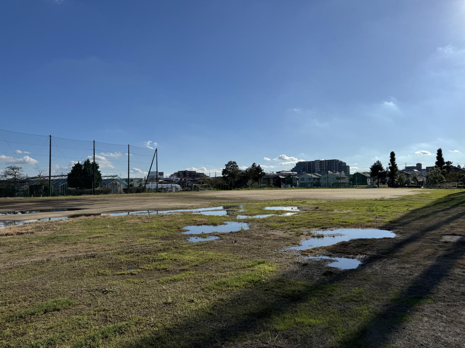 雨のあと、あちこちに水たまりが残る学校のグラウンド。
